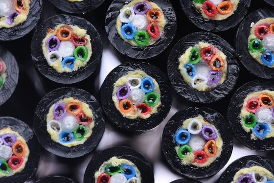 Venda a quente Cabos aéreos de fibra óptica de modo único 12 24 48 96 144 Fibra óptica de núcleo adss/asu/gyxtw/gyta para conduta